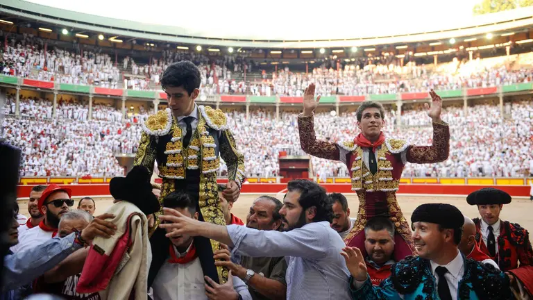 Los diestros Alberto L&oacute;pez Sim&oacute;n y Gines Mar&iacute;n abren la puerta grande del encierro con dos orejas cortadas cada uno a los toros de Victoriano del R&iacute;o MIGUEL OS&Eacute;S