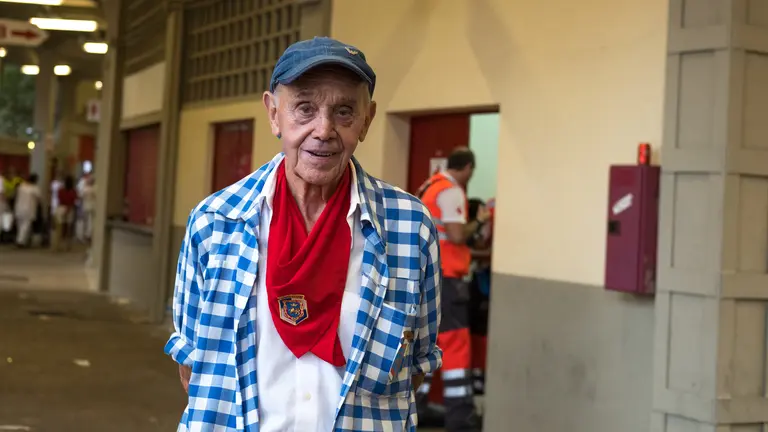 Jes&uacute;s Ilund&aacute;in, El Tuli, a sus 86 a&ntilde;os vuelve con su Pe&ntilde;a El Bronce a la plaza de toros de Pamplona a disfrutar de la fiesta del tendido de sol en la corrida de los N&uacute;&ntilde;ez del Cuvillo en la Feria del Toro de 2017. MAITE H. MATEO