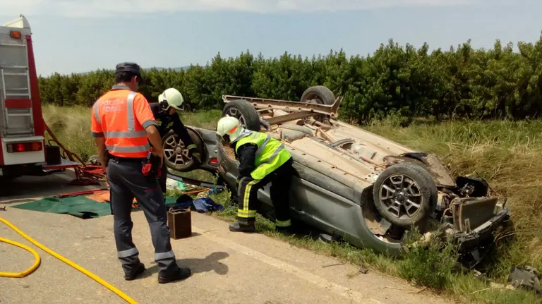 Herido grave un conductor al quedarse atrapado en el coche en Corella