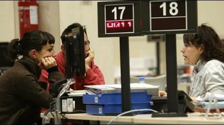 Son muchas las personas para las que visitar las oficinas del 'INEM'. EP.