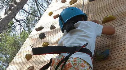 Una ni&ntilde;a escala por un roc&oacute;dromo