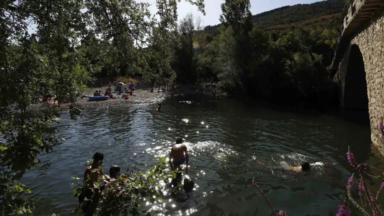 Un grupo de personas disfruta de un ba&ntilde;o en el r&iacute;o Arga en la localidad navarra de Irozt, en una jornada con buen tiempo y altas temperaturas. EFE/Jes&uacute;s Diges