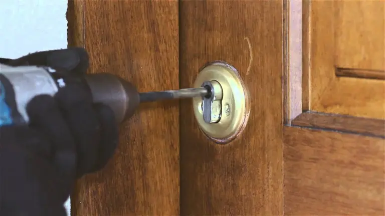 Fuerzan con un taladro la cerradura de una vivienda ARCHIVO