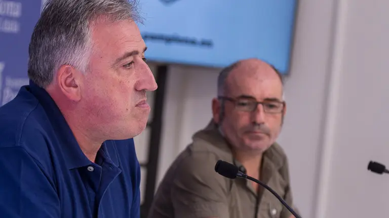 El alcalde de Pamplona, Joseba Asiron, y el concejal de Ciudad Habitable y Vivienda, Joxe Abaurrea, analizan el expediente del solar del Colegio de Salesianos (15). IÑIGO ALZUGARAY