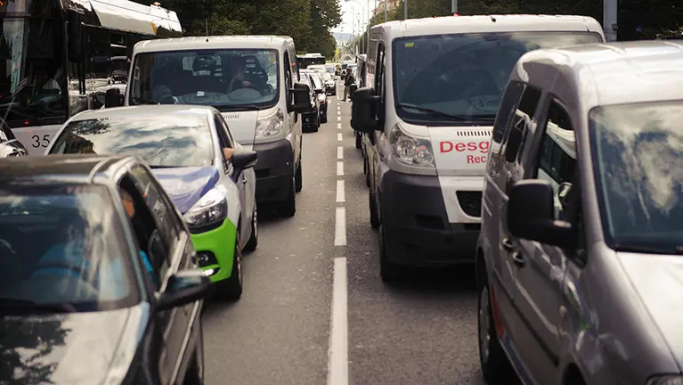 Atascos en Pamplona tras la remodelaci&oacute;n del centro. MIGUEL OS&Eacute;S_1