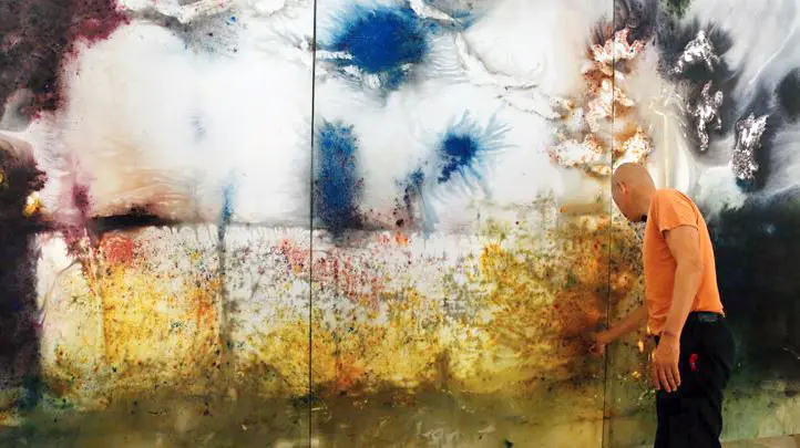 Cai Guo-Qiang contemplando su obra Day and Night in Toledo, Madrid, 2017.&copy; Museo Nacional del Prado