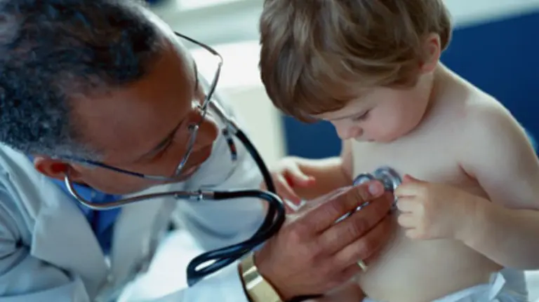 Un pediatra ausculta a un bebé en una consulta médica. ARCHIVO