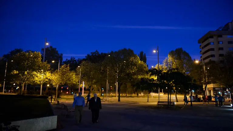 la hora azul, después del atardecer en la Vuelta del Castillo de Pamplona. PABLO LASAOSA 01