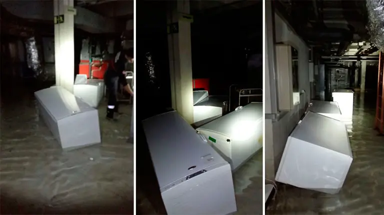 Bomberos de Navarra acuden a la UPN para achicar agua tras una fuga. BOMBEROS DE NAVARRA