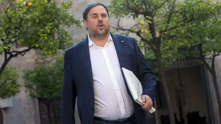 El exvicepresidente de la Generalitat de Cataluña, Oriol Junqueras, camina con un sobre en la mano EFE