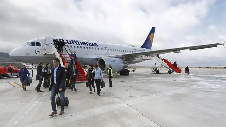 GRAF1902. PAMPLONA (NAVARRA) 06/11/2017.- El Aeropuerto de Pamplona ha recibido esta ma&ntilde;ana el primero de los vuelos regulares con los que la compa&ntilde;&iacute;a alemana Lufthansa conectar&aacute; la capital navarra con la ciudad de Fr&aacute;ncfort. EFE/Villar L&oacute;pez