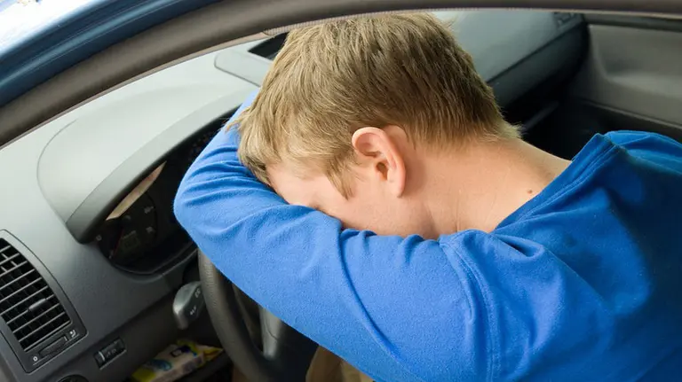Un conductor se queda dormido al volante en su coche estacionado ARCHIVO