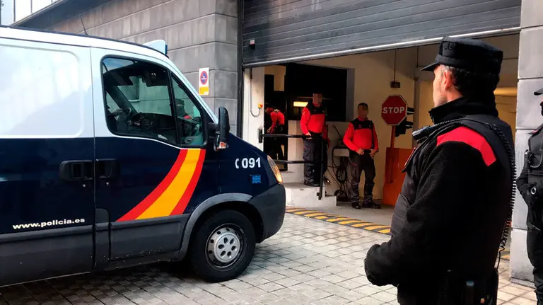 El furg&oacute;n policial que ha conducido a El Prenda y su manada hasta el Palacio de Justicia de Navarra en el arranca del juicio