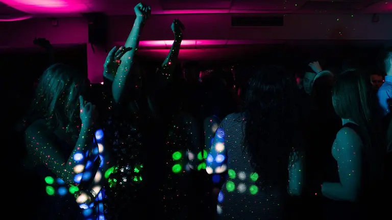 Varios j&oacute;venes bailan en una discoteca durante una noche de fiesta ARCHIVO