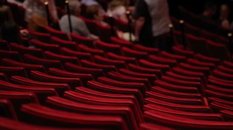 Imagen de un patio de butacas en una sala de teatro con varios espectadores ARCHIVO