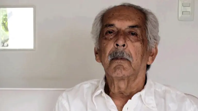 Still de obra Fundido a blanco (dos retratos).