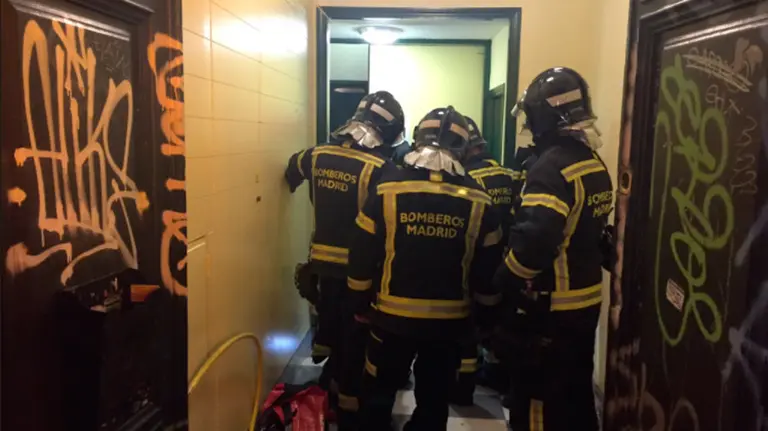 Los bomberos rescatan a las v&iacute;ctimas del ascensor desprendido en Madrid. EMERGENCIAS