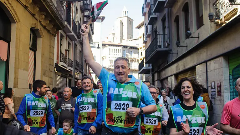 El Alcalde de Pamplona Joseba Asir&oacute;n recorre su tramo de la Korrika de 2017 con el testigo en la mano. MIGUEL OS&Eacute;S