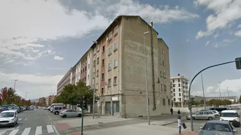 Imagen de la calle Ferrocarril en el barrio de Buztintxuri de Pamplona