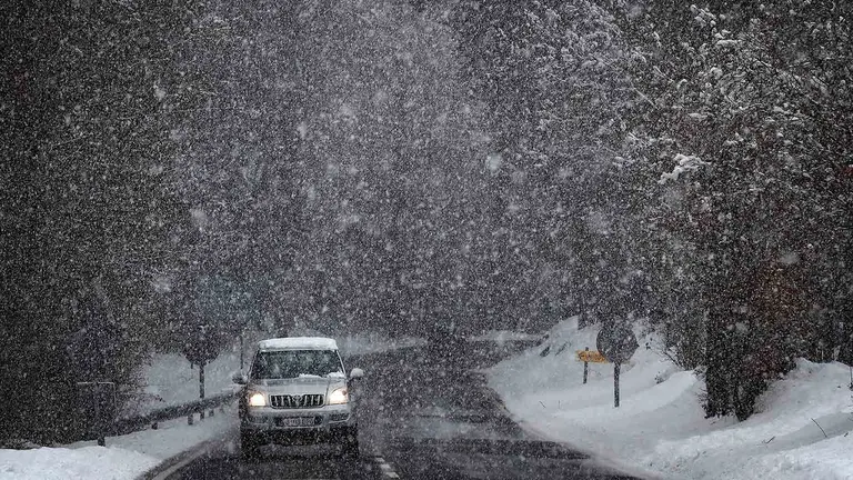 GRAF1768. RONCESVALLES (NAVARRA), 14/01/2018.- Un coche circula por la carretera N-135 en Roncesvalles (Navarra) donde la nieve ca&iacute;da en las &uacute;ltimas horas en la comunidad Foral hace necesario el uso de cadenas para circular por cuatro carreteras de la red secundaria, sin que por el momento se registren incidencias en la red principal. EFE/Villar L&oacute;pez