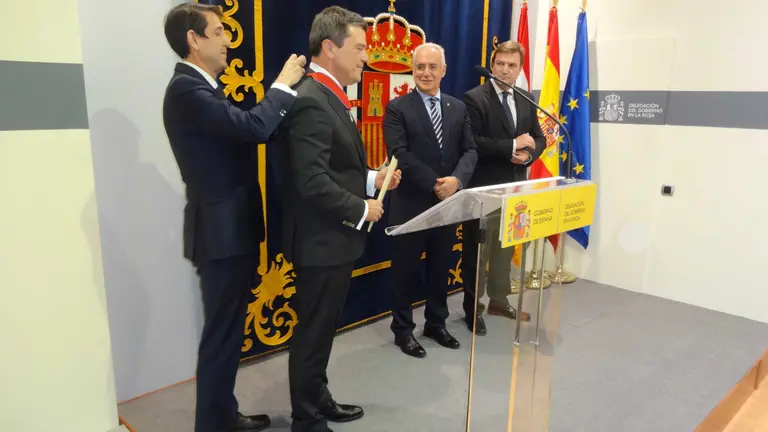 Miguel Azagra recibe el galard&oacute;n de manos de Joaqu&iacute;n Delgado, director general de Relaciones con la Administraci&oacute;n de Justicia