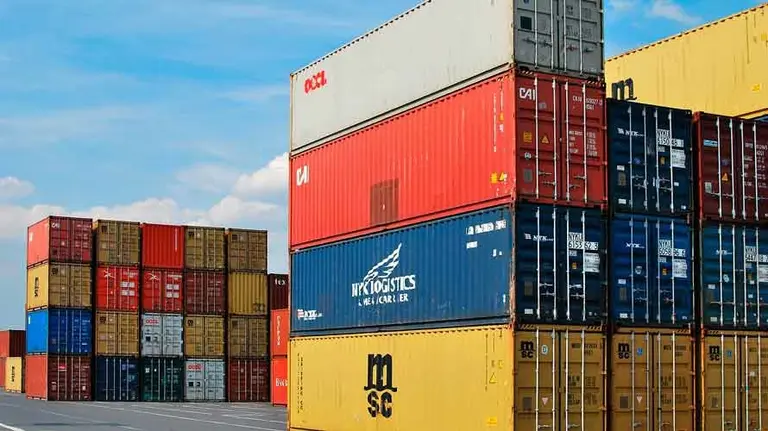 Varios contenedores con productos almacenados para exportar. ARCHIVO