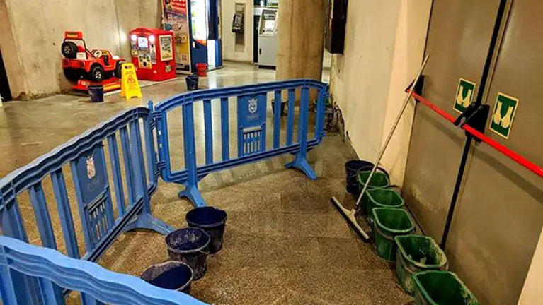 Goteras en la estaci&oacute;n de autobuses de Pamplona.