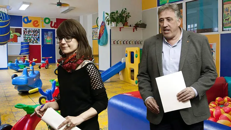 La concejala de Educaci&oacute;n, Maider Beloki, y el alcalde de Pamplona, Joseba Asir&oacute;n, junto a la imagen de una escuela infantil FOTOMONTAJE
