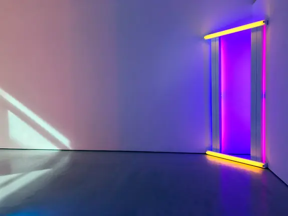 Sin t&iacute;tulo (para Barnett Newman),1971, 244 x 122 cm. Luz fluorescente amarilla, azul y roja. Vista de exposici&oacute;n en galer&iacute;a Cay&oacute;n Madrid.