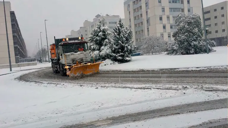 Un quitanieves circula por la avenida principal de Sarriguren. NAVARRACOM