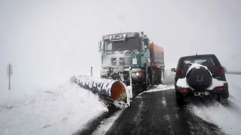 Una m&aacute;quina quitanieves retira la nieve acumulada en la N135 en el Alto de Iba&ntilde;eta (Navarra) donde el &uacute;ltimo temporal de nieve, fr&iacute;o y viento ha acumulado espesores de hasta 30 cm y mantiene a toda la comunidad Foral en alerta. EFE/Villar L&oacute;pez