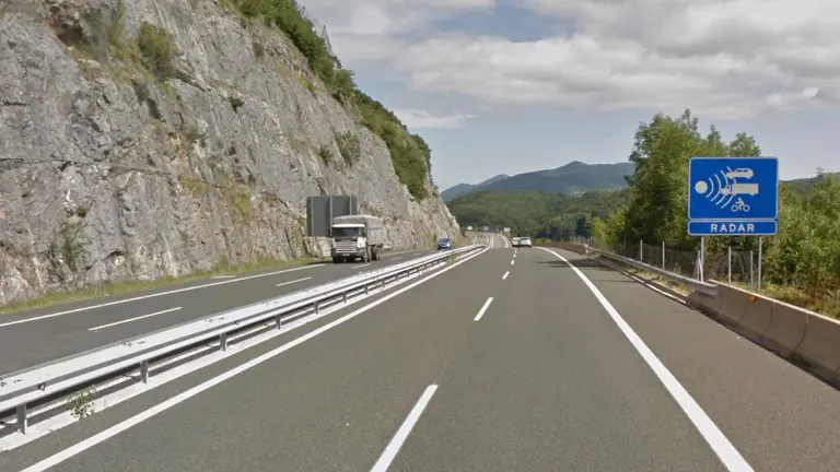 Imagen de una señal advirtiendo de la presencia de un radar en un tramo de la autovía A-15 a su paso por la localidad navarra de Leiza ARCHIVO