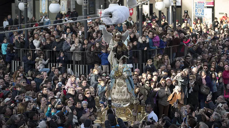 GRAF3720. TUDELA(PAMPLONA) (ESPA&Ntilde;A), 01/04/2018.- Imagen de la representaci&oacute;n de la aparici&oacute;n del Arc&aacute;ngel San Gabriel a Mar&iacute;a, interpretado este a&ntilde;o por la ni&ntilde;a Ariadna Munilla, para anunciarle la resurrecci&oacute;n del Se&ntilde;or durante la tradicional Bajada del &Aacute;ngel en la Plaza de los Fueros de Tudela (Navarra), en el Domingo de Resurrecci&oacute;n. La Virgen cubre su cabeza con un velo negro en se&ntilde;al de duelo por la muerte de su hijo Jesucristo y el &Aacute;ngel se lo retira como muestra de alegr&iacute;a dici&eacute;ndole: "Al&eacute;grate Mar&iacute;a, que tu Hijo ha Resucitado". EFE/Villar L&oacute;pez