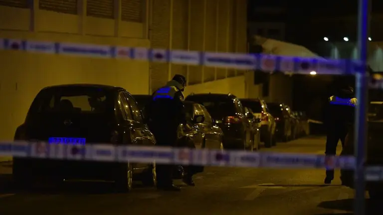 Agentes de la Polic&iacute;a Municipal de Pamplona inspeccionando la calle Monjard&iacute;n despu&eacute;s de la reyerta. PABLO LASAOSA