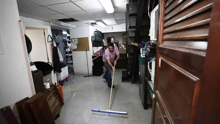 GRAF3182. TUDELA(PAMPLONA) (ESPA&Ntilde;A), 13/04/2018.- Una persona limpia el agua que ha entrado en las cocinas de un restaurante de Tudela tras la inundaci&oacute;n que ha sufrido el casco viejo de la ciudad por la crecida del rio Ebro. La alerta por inundaciones se mantiene a estas horas en Navarra en dos estaciones de aforo, la del Ebro en Castej&oacute;n y la del Ega en Andosilla, mientras que en Pamplona desciende el caudal de los r&iacute;os y se va recuperando la normalidad tras los desbordamientos de ayer. EFE/Jes&uacute;s Diges