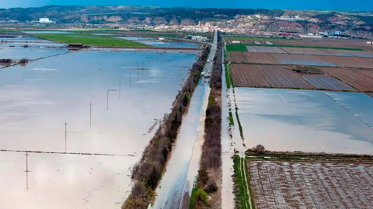 La recta de Arguedas y los campos pr&oacute;ximos cubiertos por agua GOBIERNO DE NAVARRA
