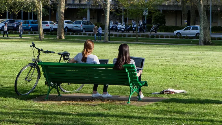 Tarde primaveral en el Parque Yamaguchi de Pamplona. Tiempo, calor, sol.  (13). IÑIGO ALZUGARAY