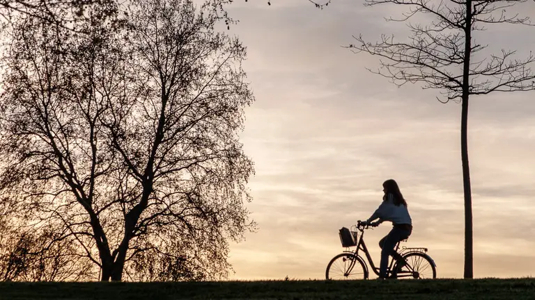 Tarde primaveral en la Vuelta del Castillo de Pamplona. Tiempo, calor, sol.  (18). IÑIGO ALZUGARAY