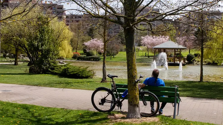 Tarde primaveral en el Parque Yamaguchi de Pamplona. Tiempo, calor, sol.  (2). IÑIGO ALZUGARAY