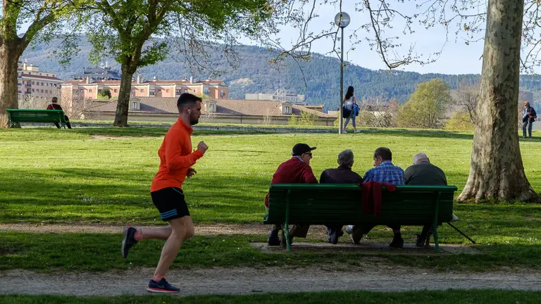 Tarde primaveral en el Parque Yamaguchi de Pamplona. Tiempo, calor, sol.  (7). IÑIGO ALZUGARAY