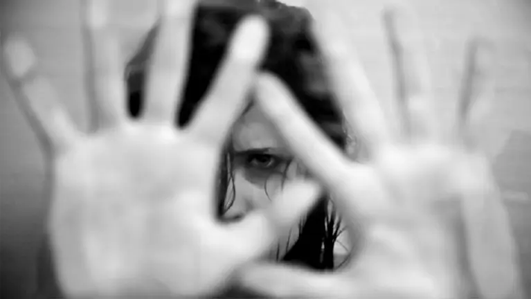 Una mujer intenta parar los golpes. ARCHIVO