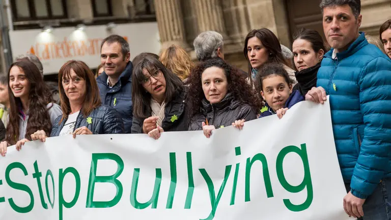 Concentración contra el acoso escolar con motivo del Día Mundial contra el Bullying (07). IÑIGO ALZUGARAY
