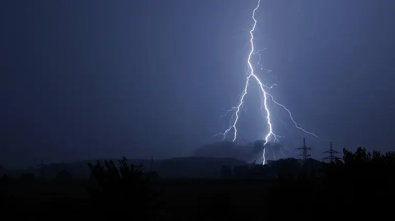 Imagen de dos rayos cayendo cerca de una estaci&oacute;n el&eacute;ctrica durante una noche con tiempo marcado por las tormentas ARCHIVO