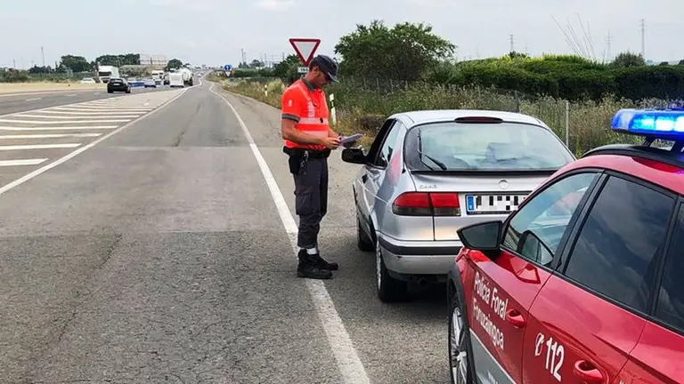 La Polic&iacute;a Foral denuncia al conductor que circulaba marcha atr&aacute;s, sin carn&eacute;, sin ITV y sin seguro por la autov&iacute;a A68 en Ribaforada POLIC&Iacute;A FORAL