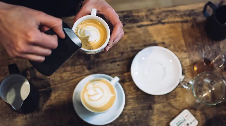 Un camarero sirve varios caf&eacute;s ARCHIVO