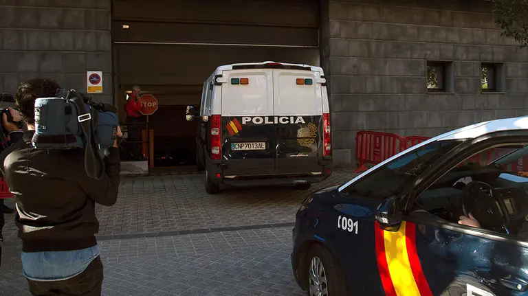 El furg&oacute;n policial que traslada a los tres condenados de 'La Manada' que se encuentran encarcelados en Pamplona llega a la Audiencia Provincial de Navarra, para conocer la decisi&oacute;n de la pr&oacute;rroga de su prisi&oacute;n provisional o puesta en libertad. EFE/I&ntilde;aki Porto