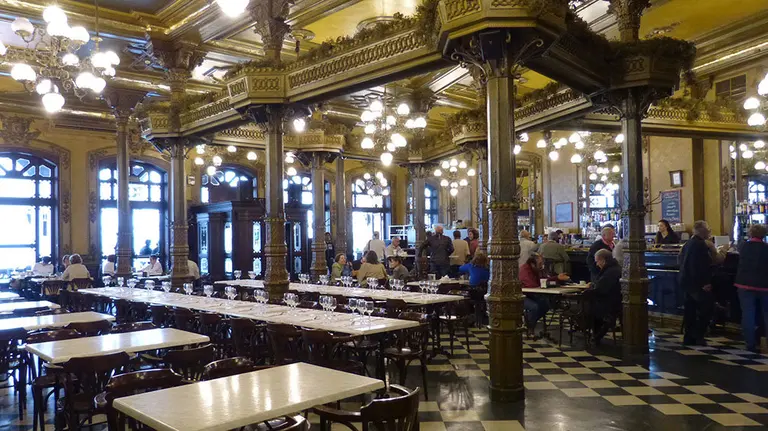 Imagel del interior del Caf&eacute; Iru&ntilde;a, uno de los locales m&aacute;s emblem&aacute;ticos de Pamplona ARCHIVO