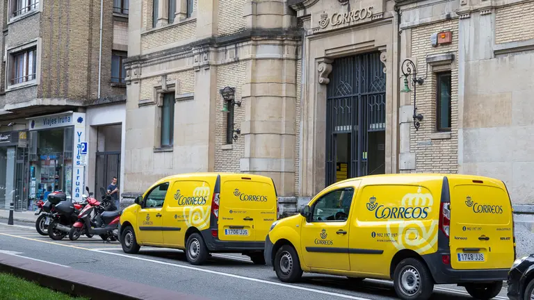Oficina de Correos en el Paseo Sarasate de Pamplona . IÑIGO ALZUGARAY