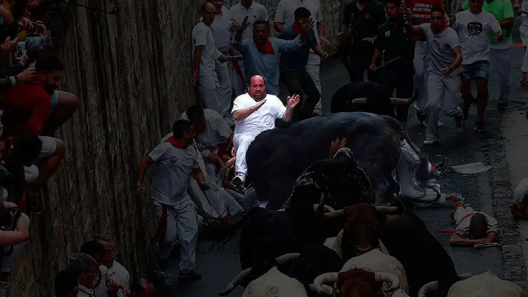 Momento de la cogida del pamplon&eacute;s de 38 a&ntilde;os en la cuesta de Santo Domingo EFE