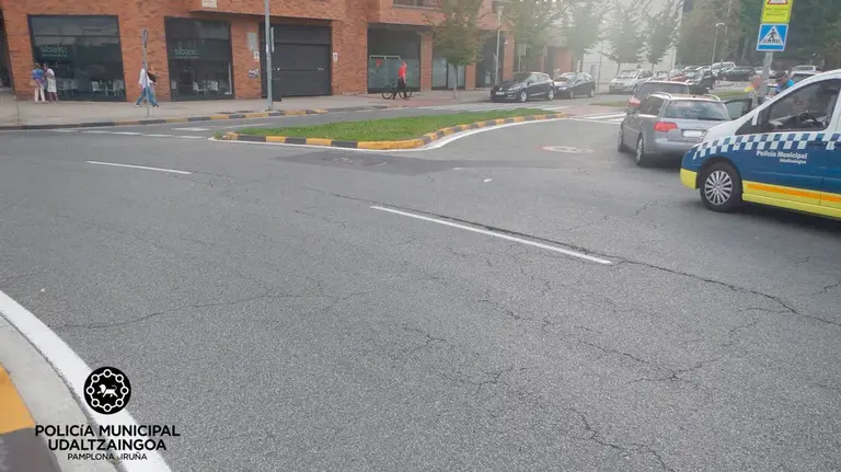 Veh&iacute;culos implicados en un accidente ocurrido en la glorieta entre la avenida Juan Pablo II y la calle Monjard&iacute;n. POLIC&Iacute;A MUNICIPAL DE PAMPLONA